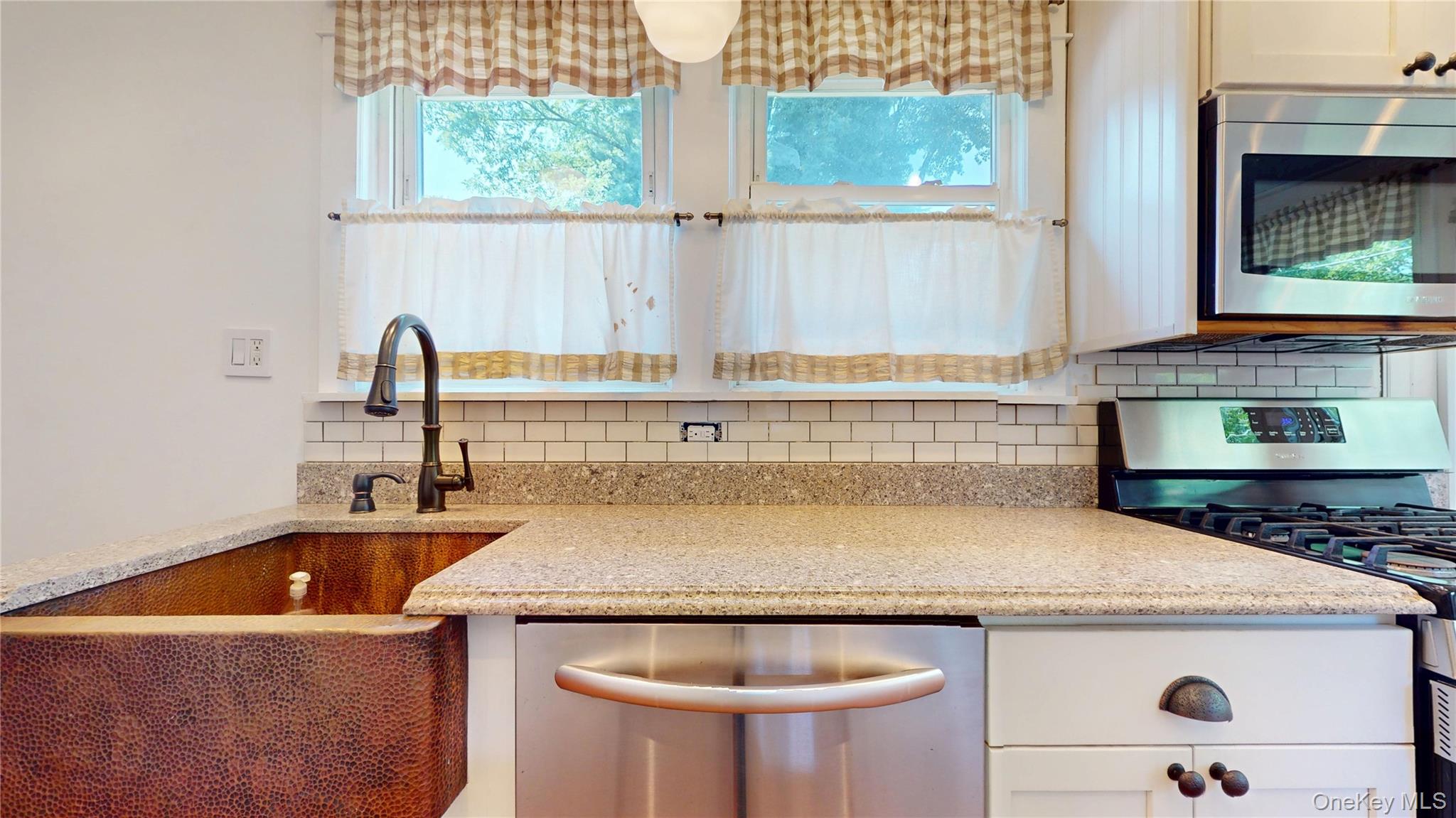 24 8th Avenue, Sea Cliff, NY 11579