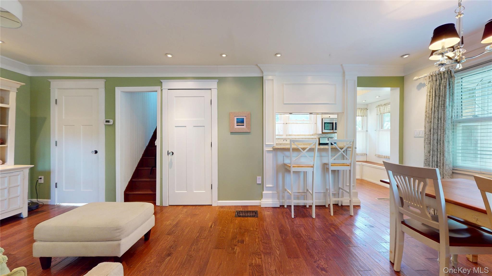 24 8th Avenue, Sea Cliff, NY 11579