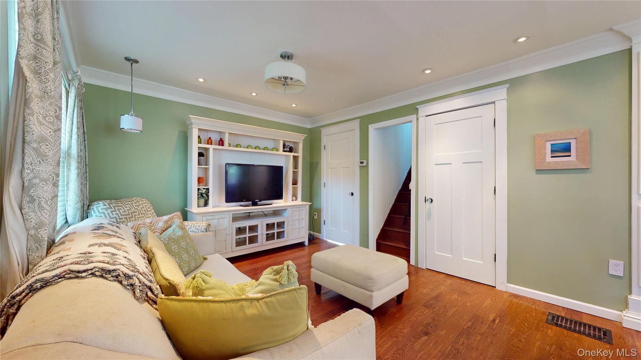 24 8th Avenue, Sea Cliff, NY 11579