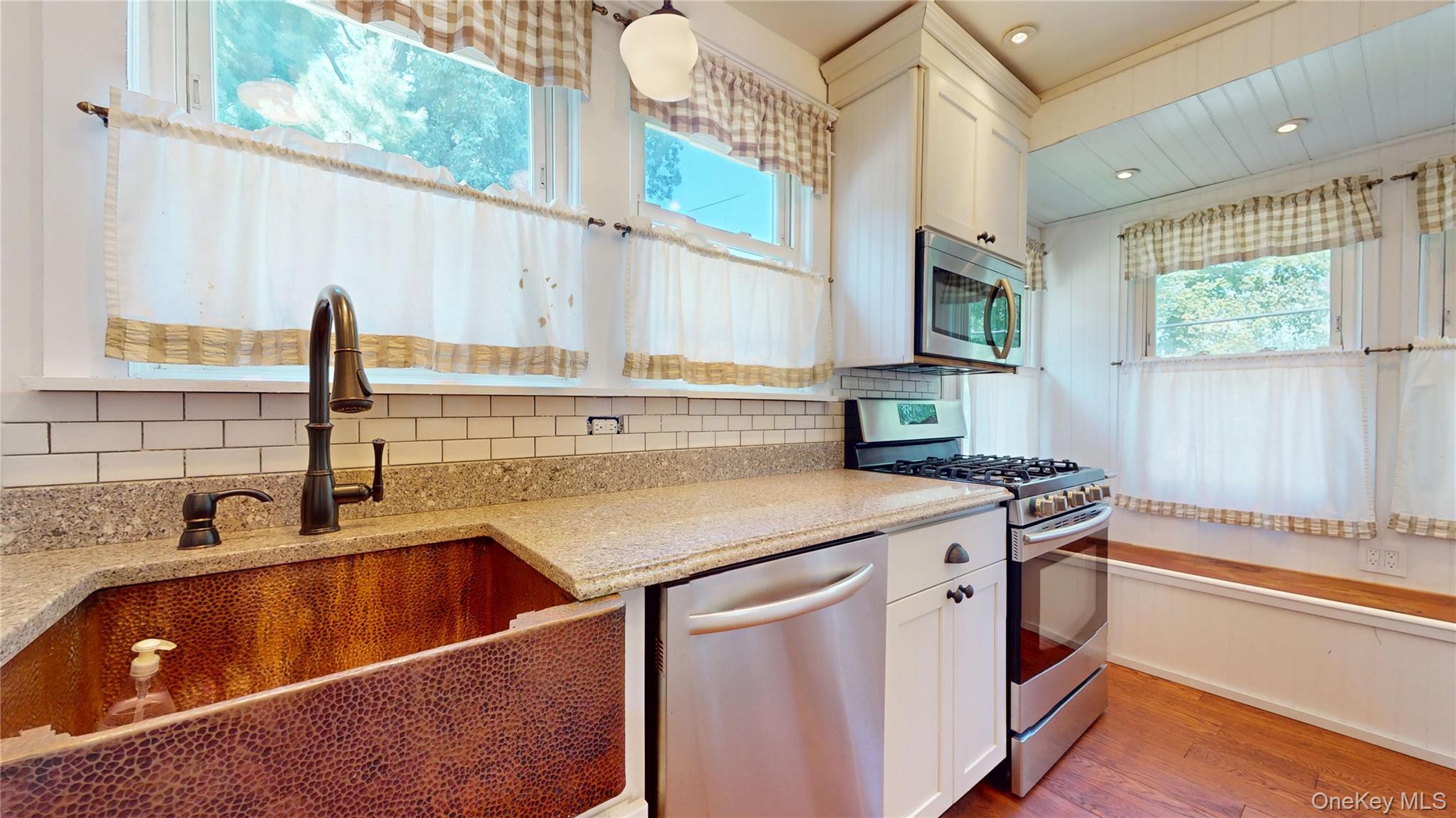 24 8th Avenue, Sea Cliff, NY 11579