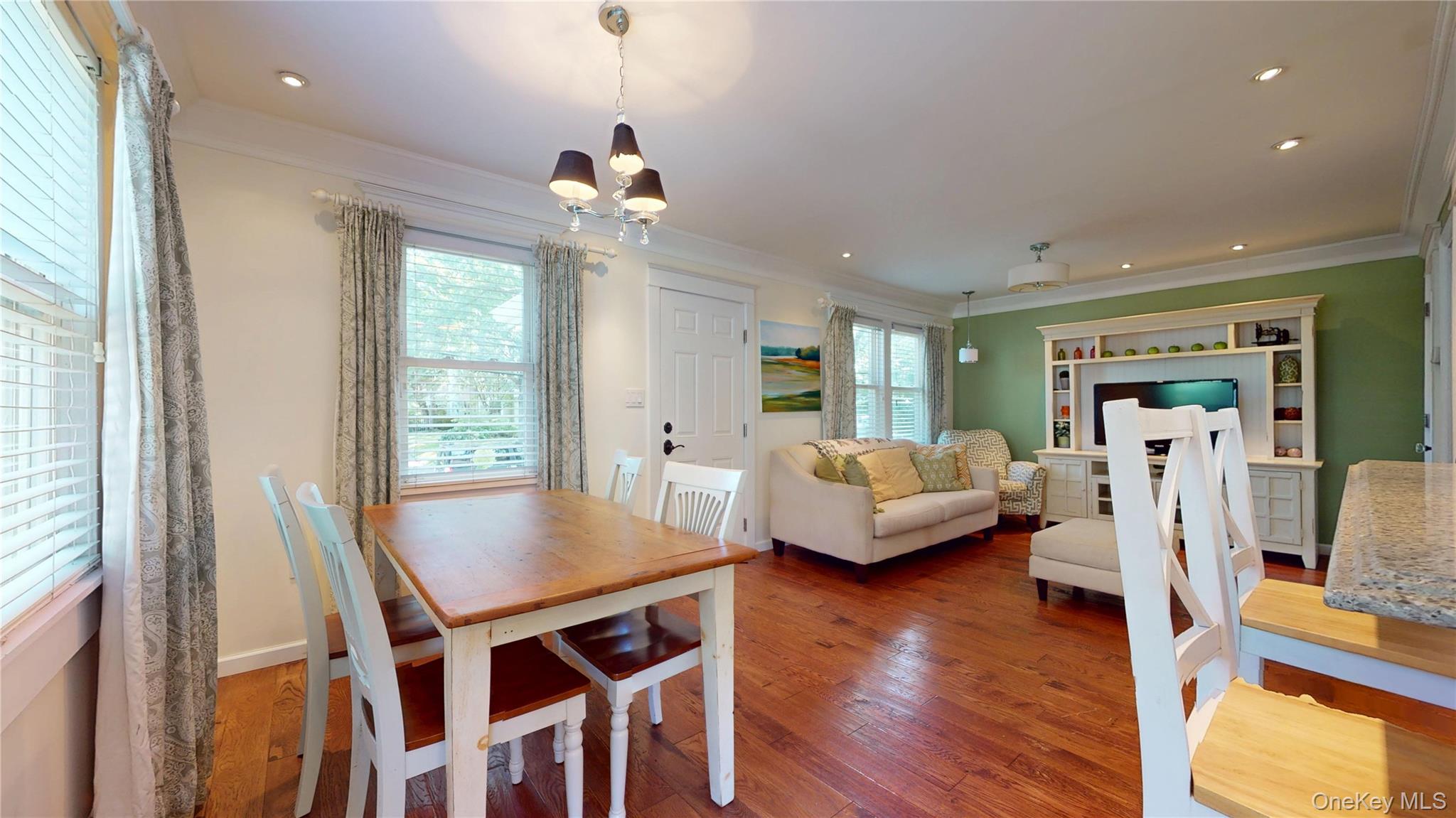 24 8th Avenue, Sea Cliff, NY 11579