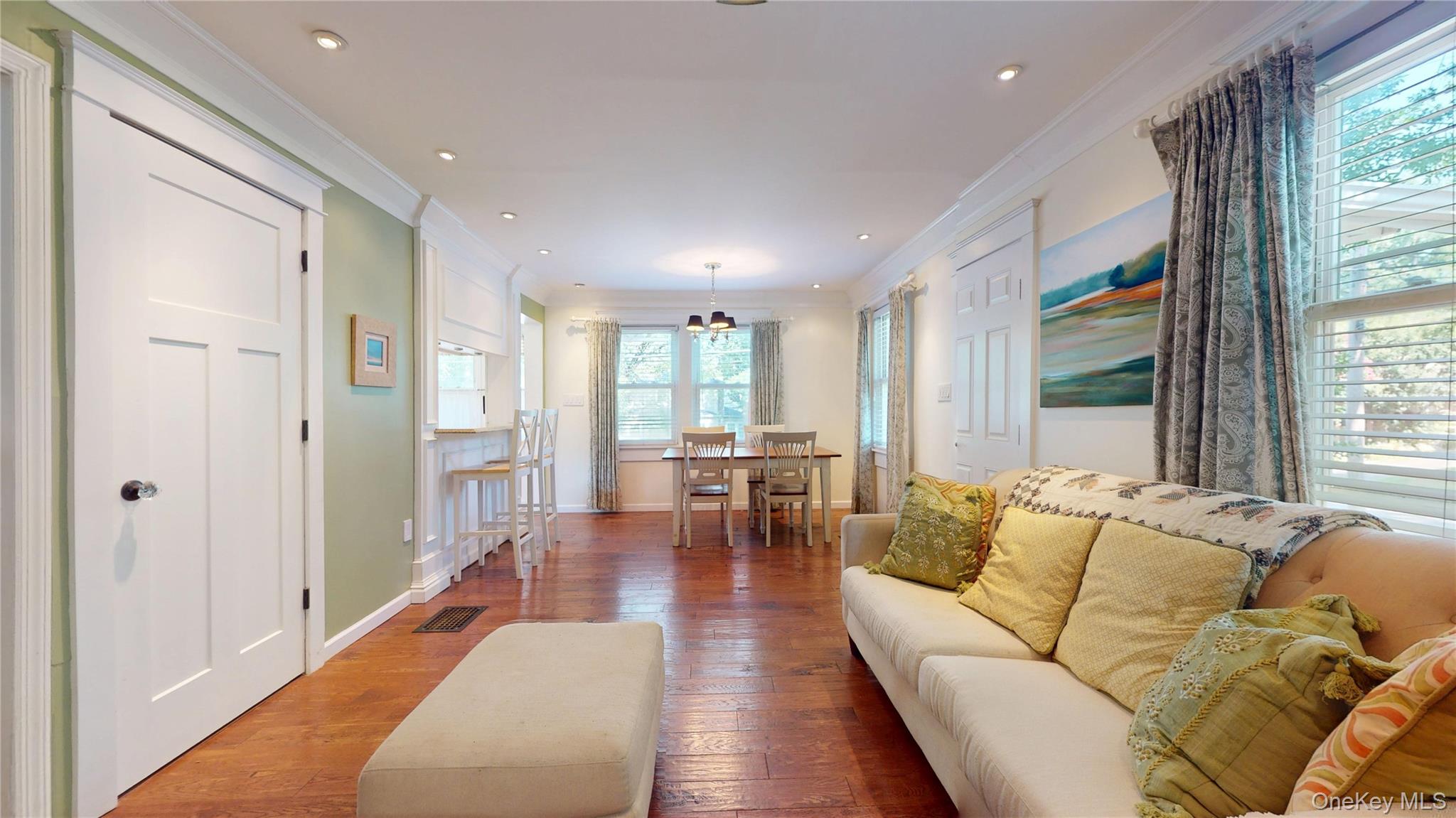 24 8th Avenue, Sea Cliff, NY 11579