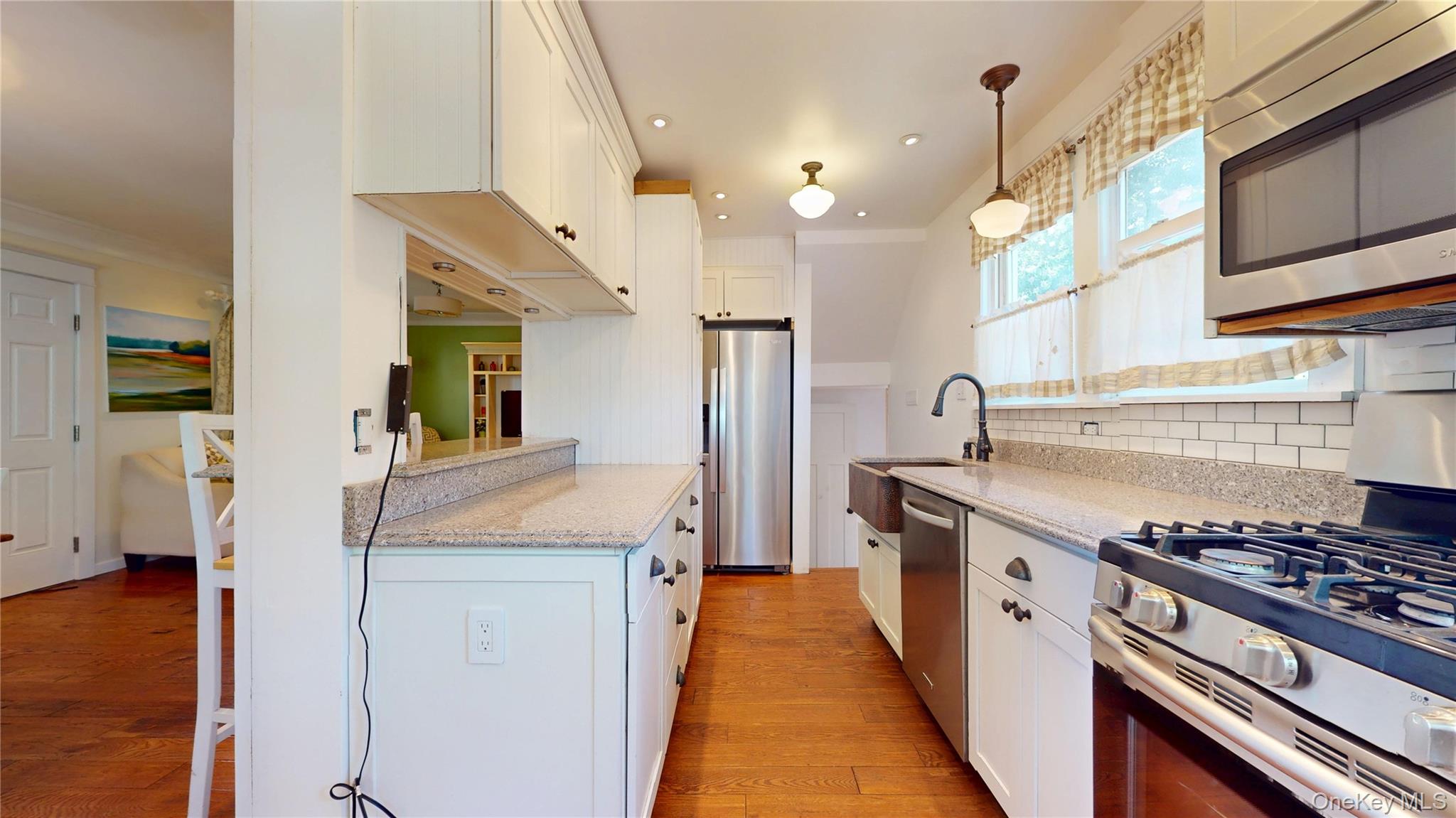 24 8th Avenue, Sea Cliff, NY 11579