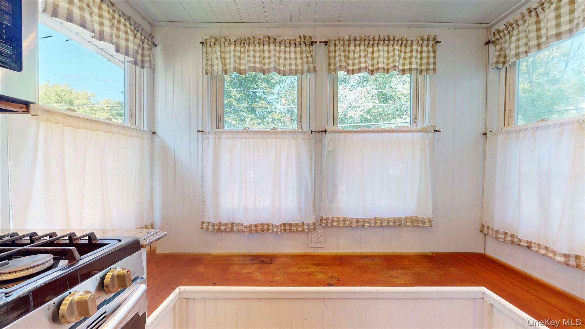 24 8th Avenue, Sea Cliff, NY 11579