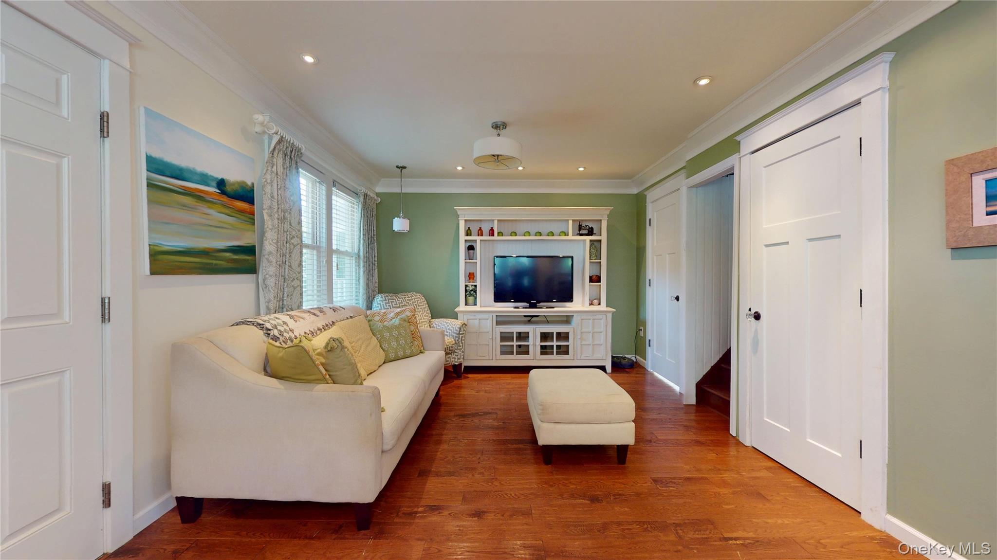 24 8th Avenue, Sea Cliff, NY 11579