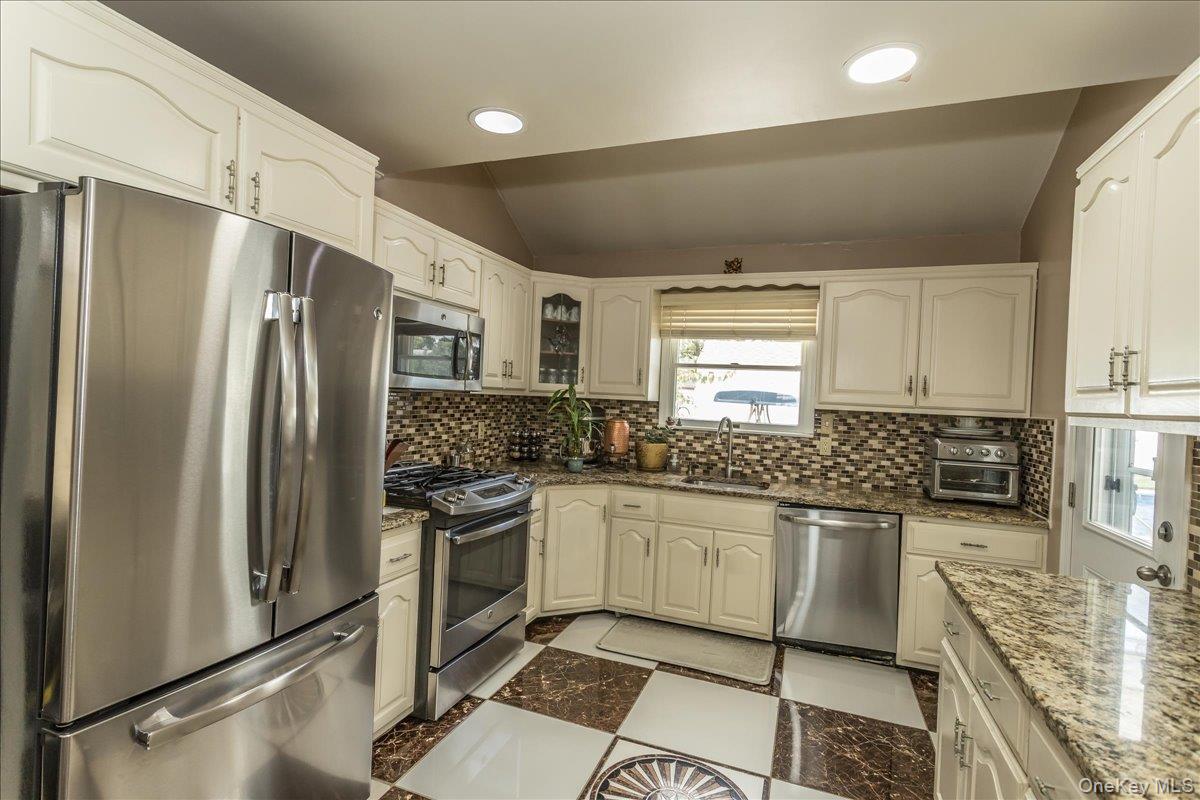 102 Vale Court, New Hyde Park, NY 11040