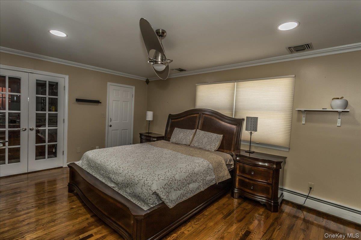 102 Vale Court, New Hyde Park, NY 11040