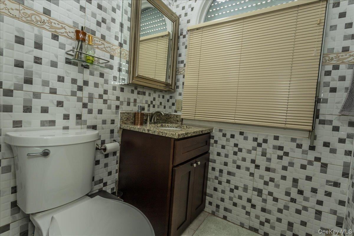 102 Vale Court, New Hyde Park, NY 11040