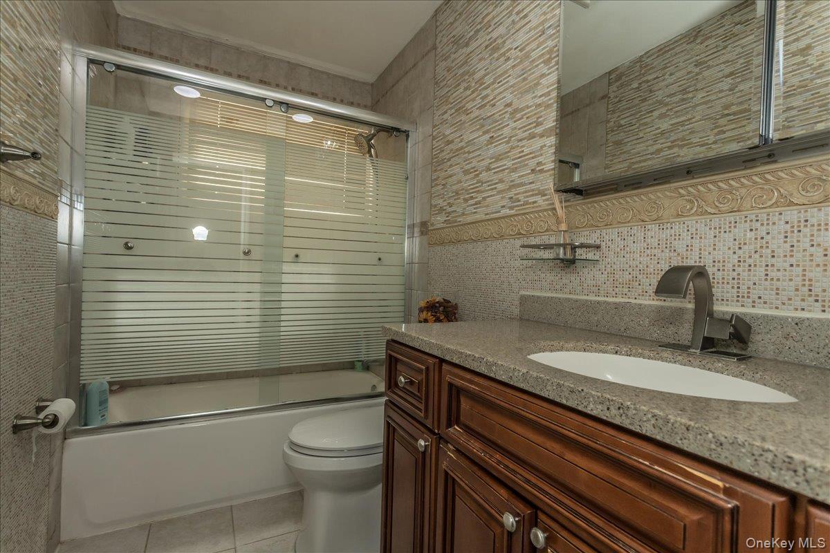 102 Vale Court, New Hyde Park, NY 11040