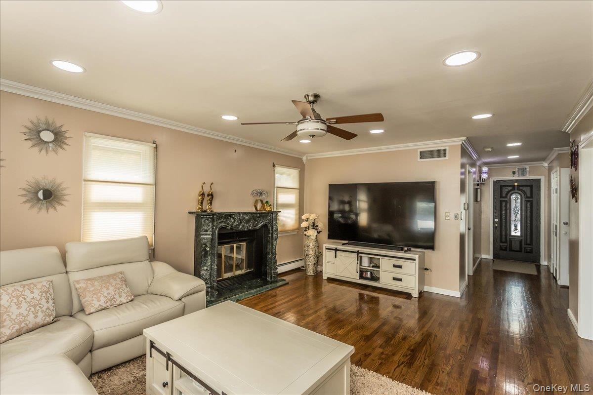 102 Vale Court, New Hyde Park, NY 11040