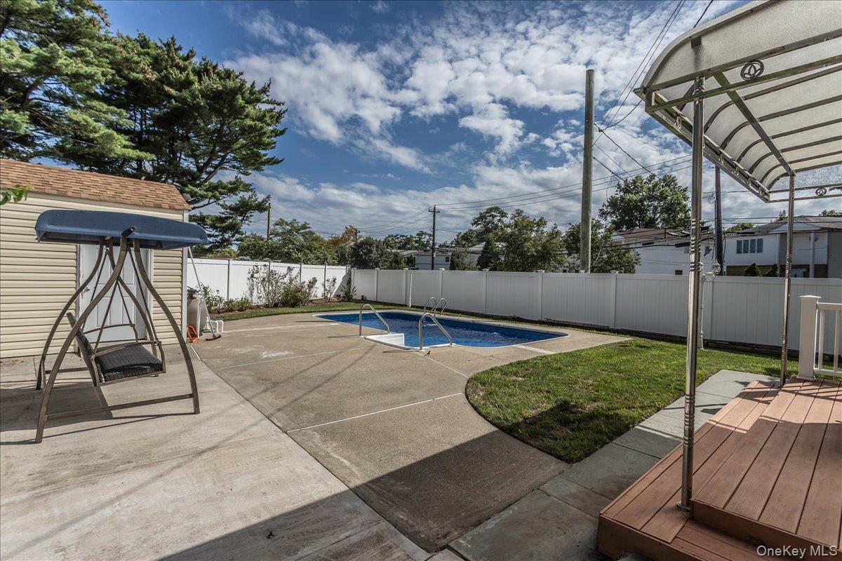 102 Vale Court, New Hyde Park, NY 11040