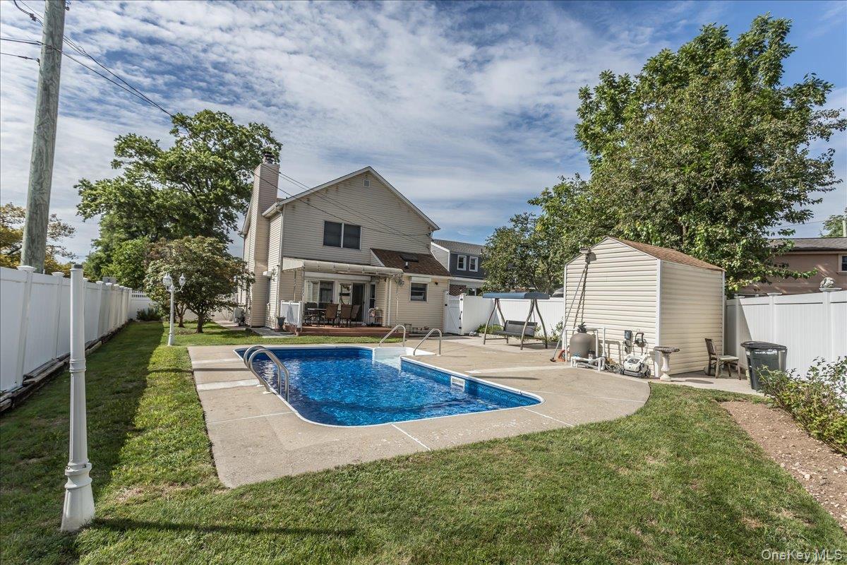 102 Vale Court, New Hyde Park, NY 11040