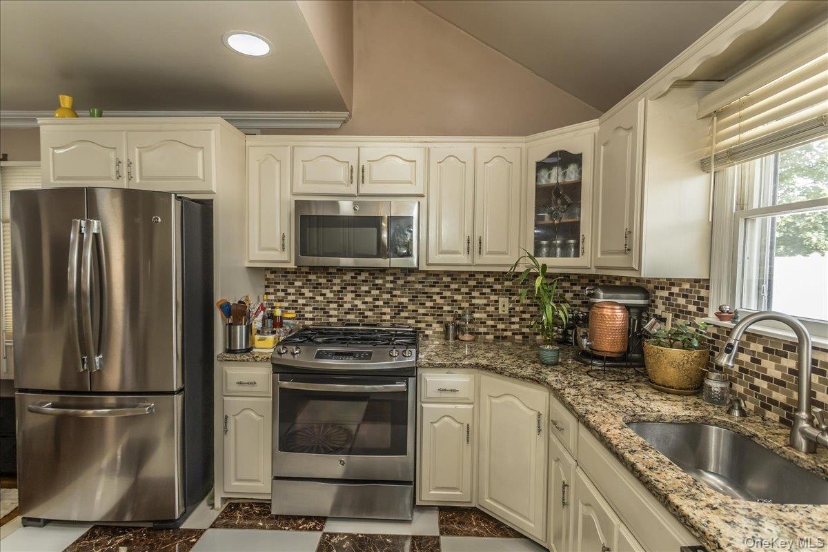 102 Vale Court, New Hyde Park, NY 11040