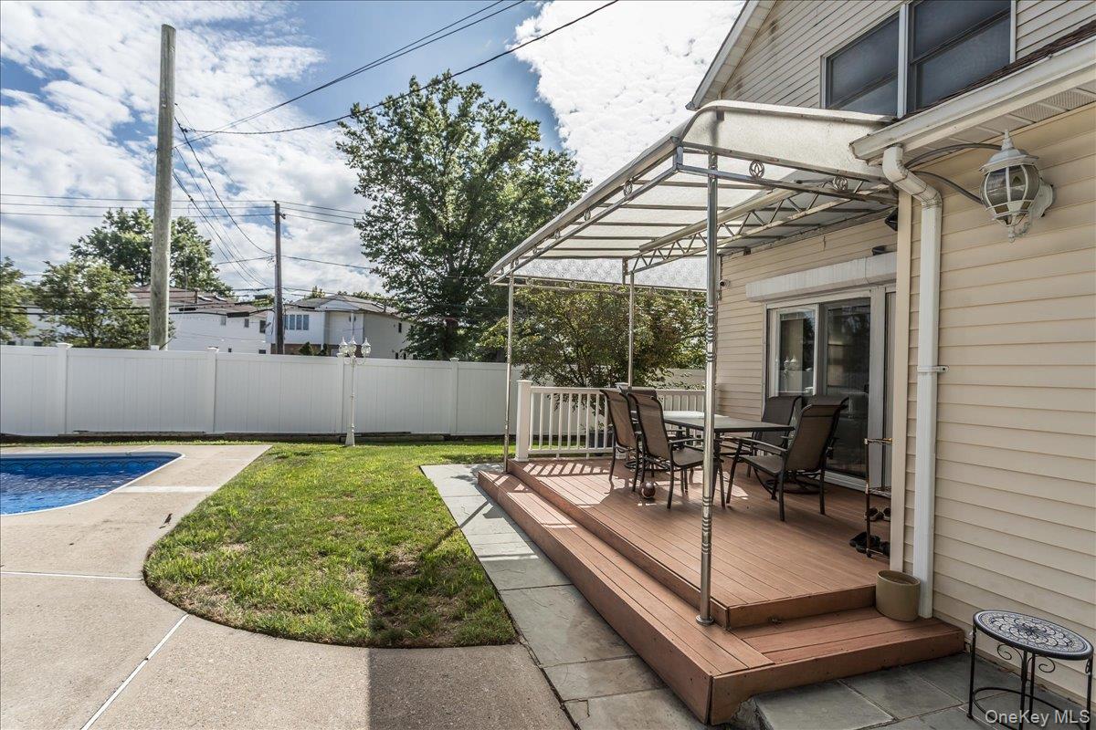 102 Vale Court, New Hyde Park, NY 11040