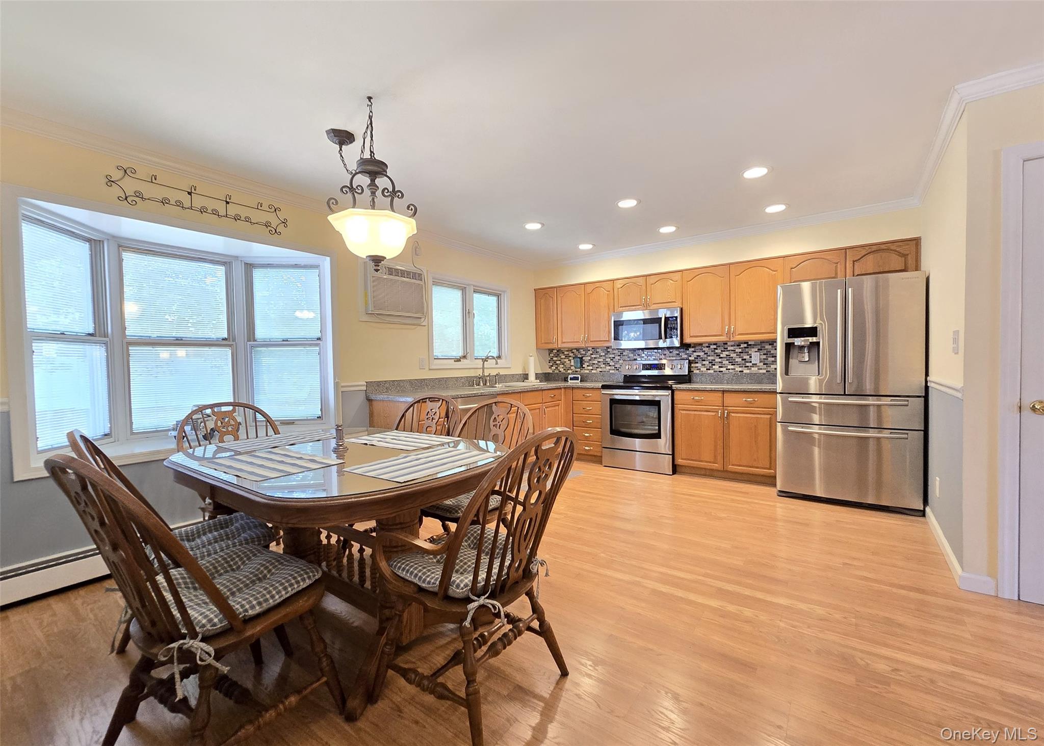 89 Live Oak Drive, Holbrook, NY 11741