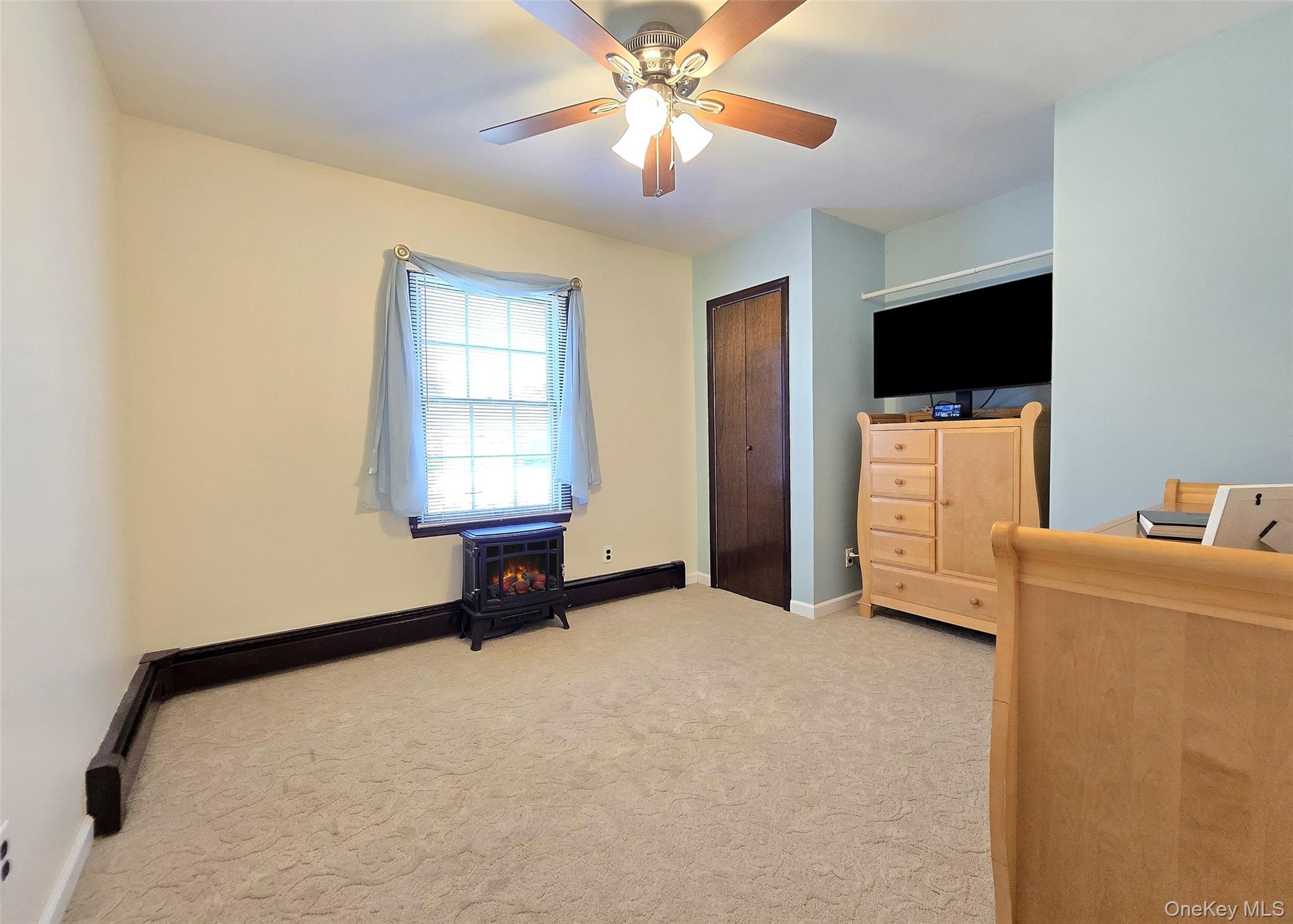 89 Live Oak Drive, Holbrook, NY 11741