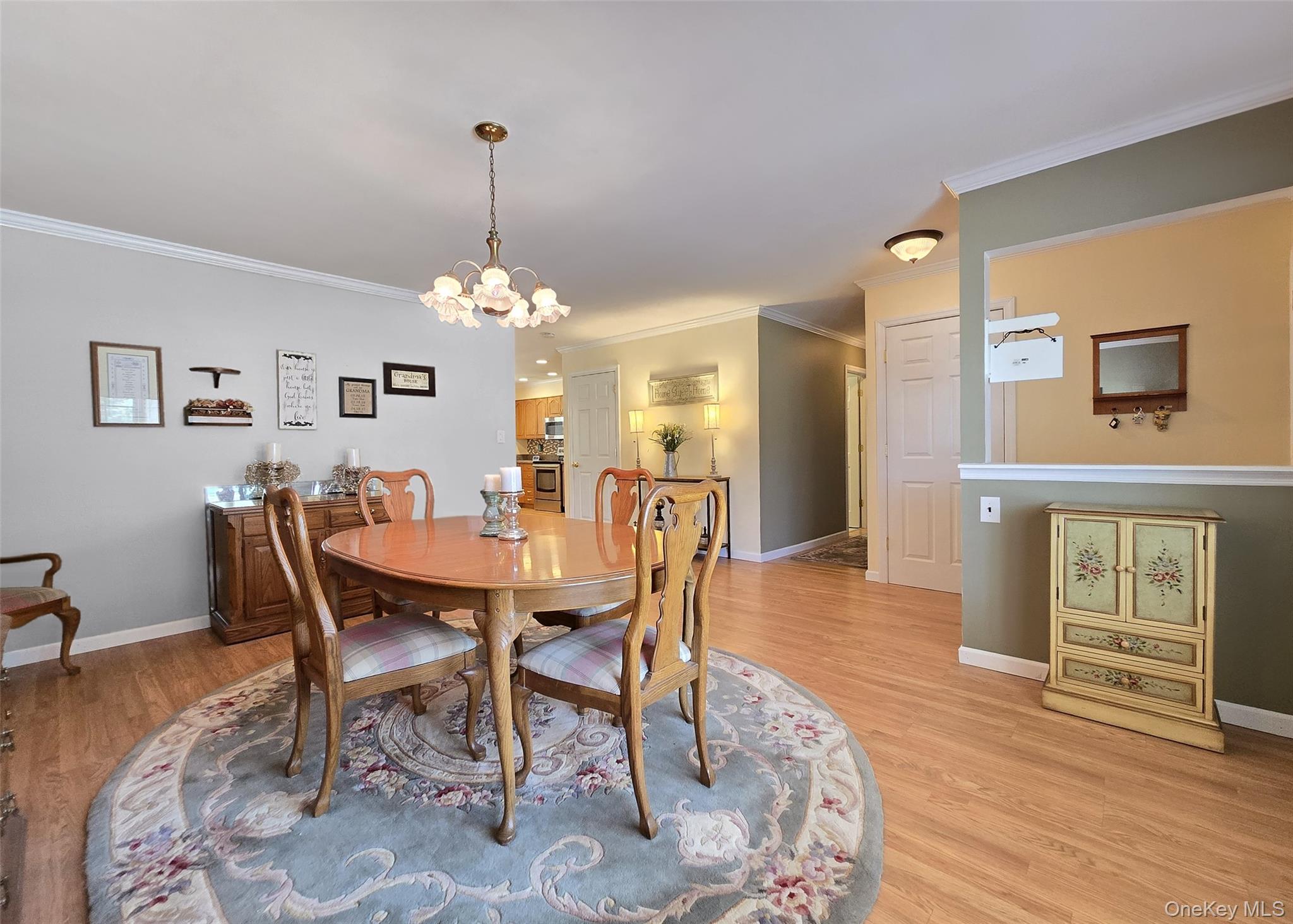 89 Live Oak Drive, Holbrook, NY 11741