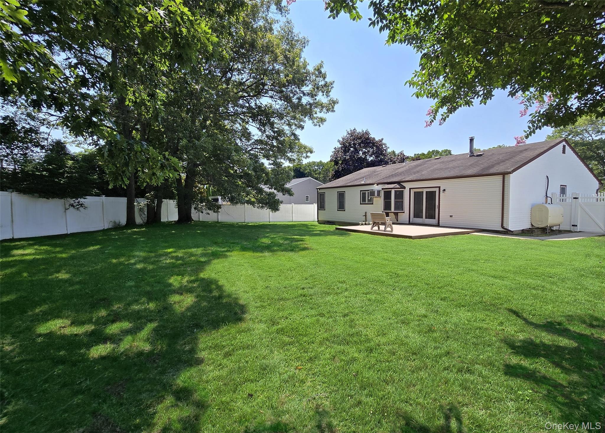 89 Live Oak Drive, Holbrook, NY 11741