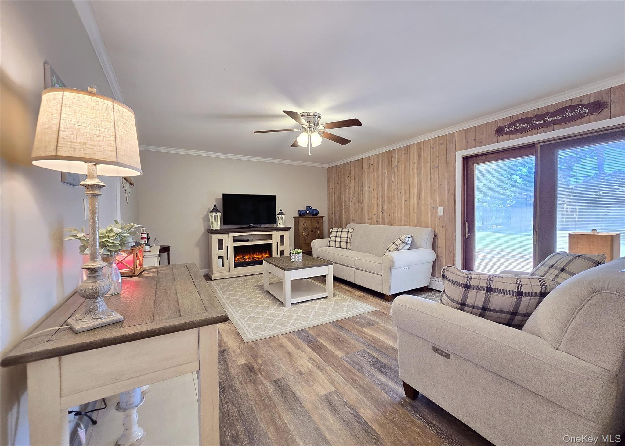 89 Live Oak Drive, Holbrook, NY 11741