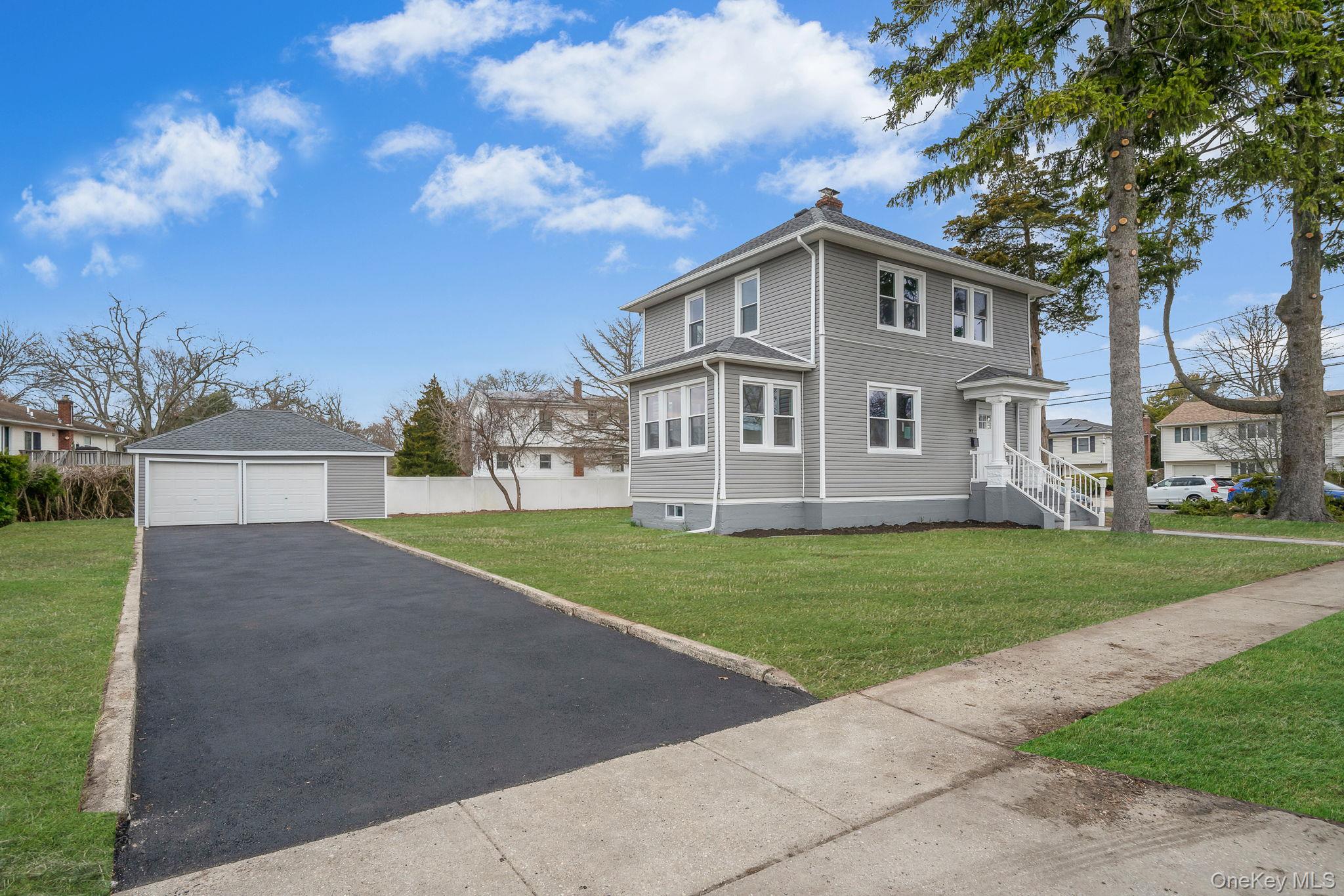 141 Park Avenue, Lindenhurst, NY 11757