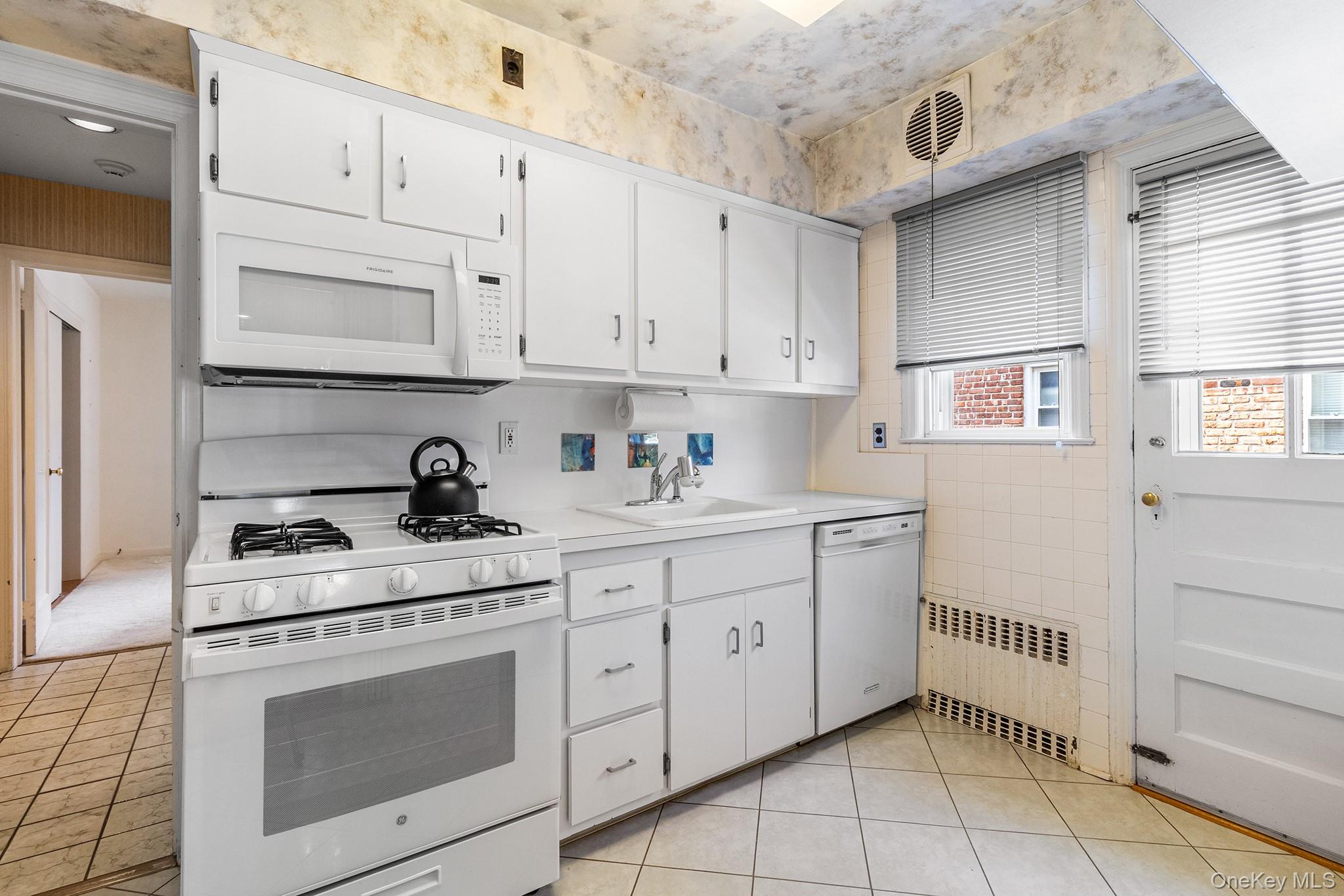 19 Dallas Avenue, New Hyde Park, NY 11040