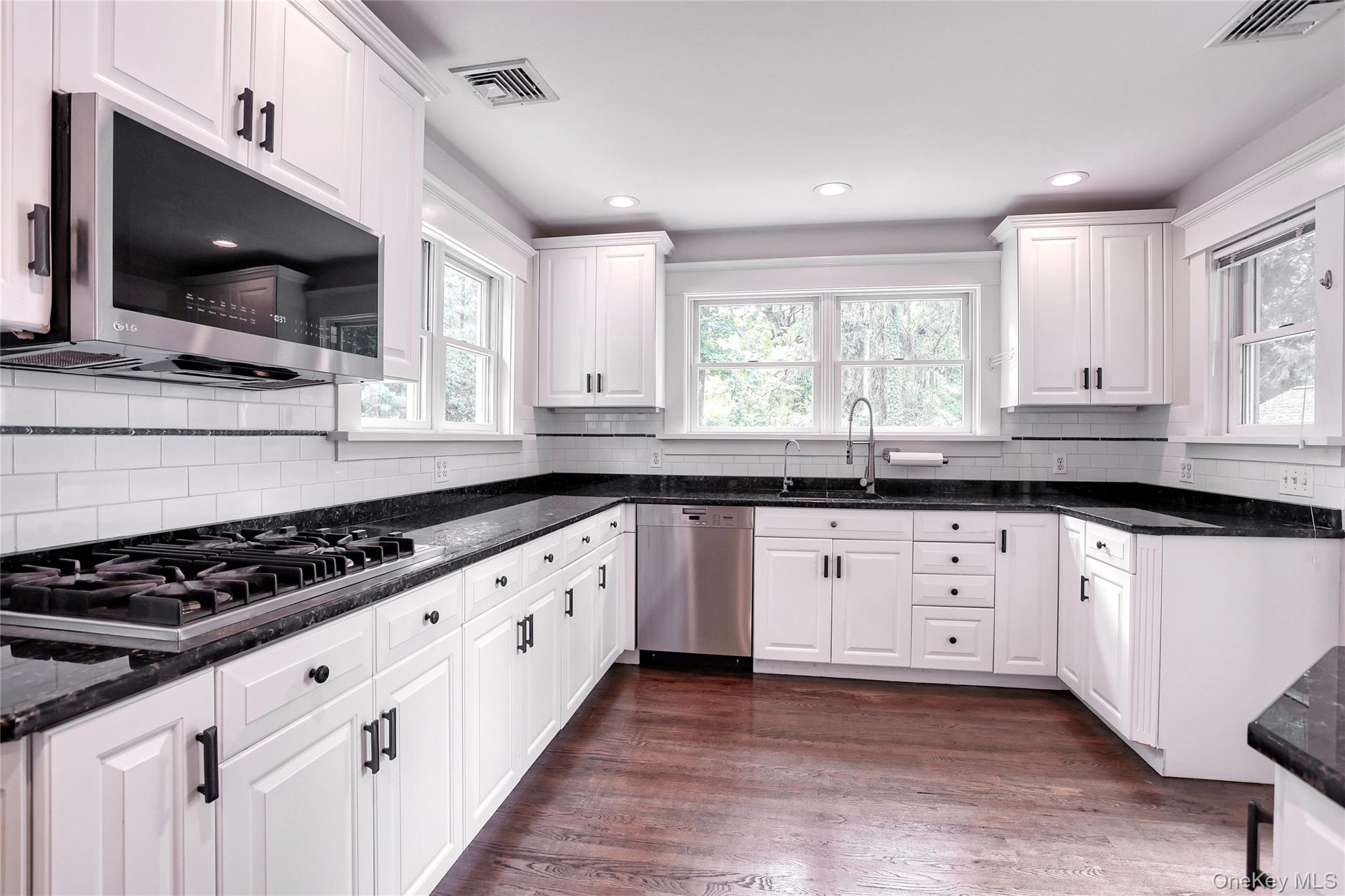 15 Pacific Avenue, Nanuet, NY 10954