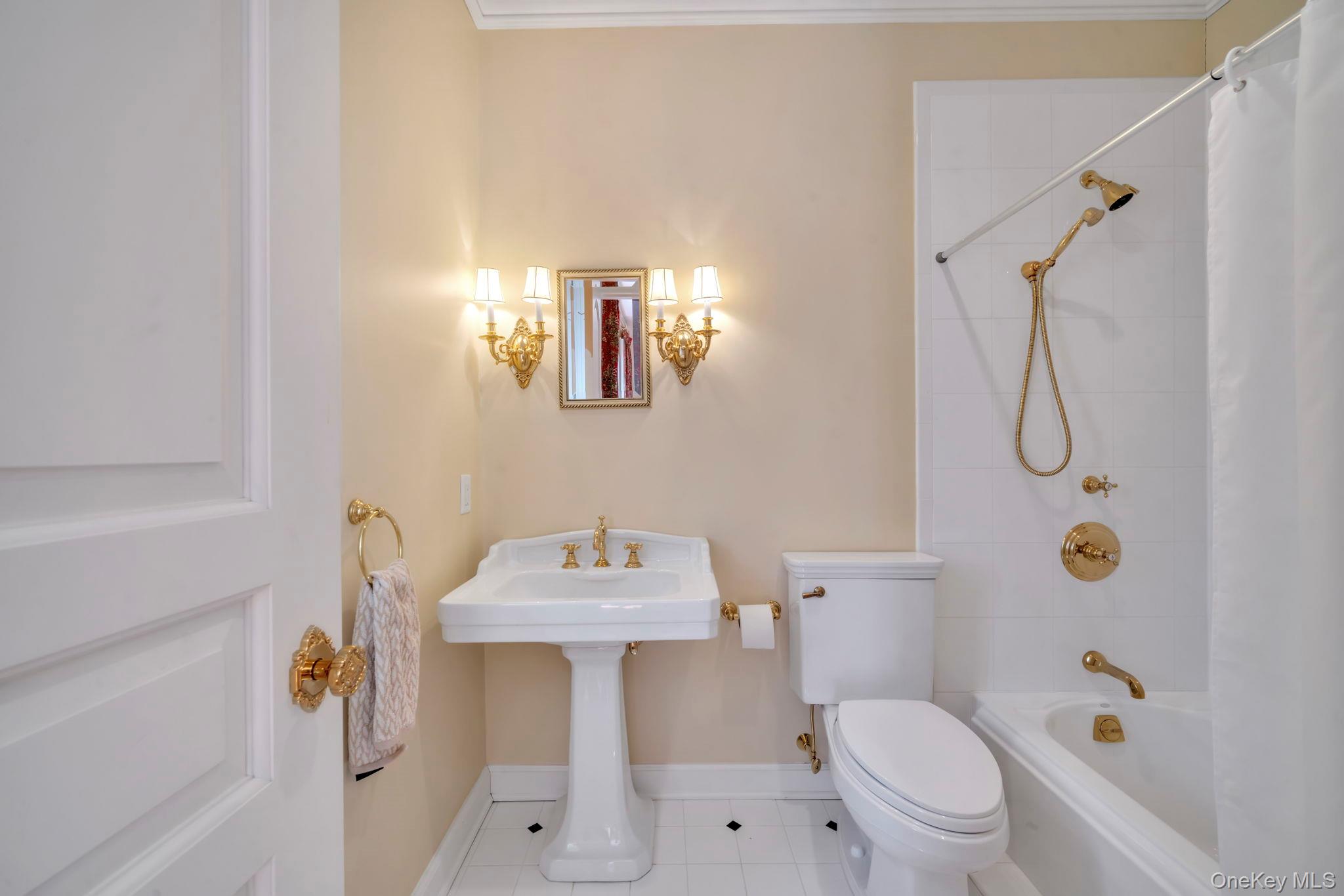 1111 Stoddart Court, Locust Valley, NY 11560