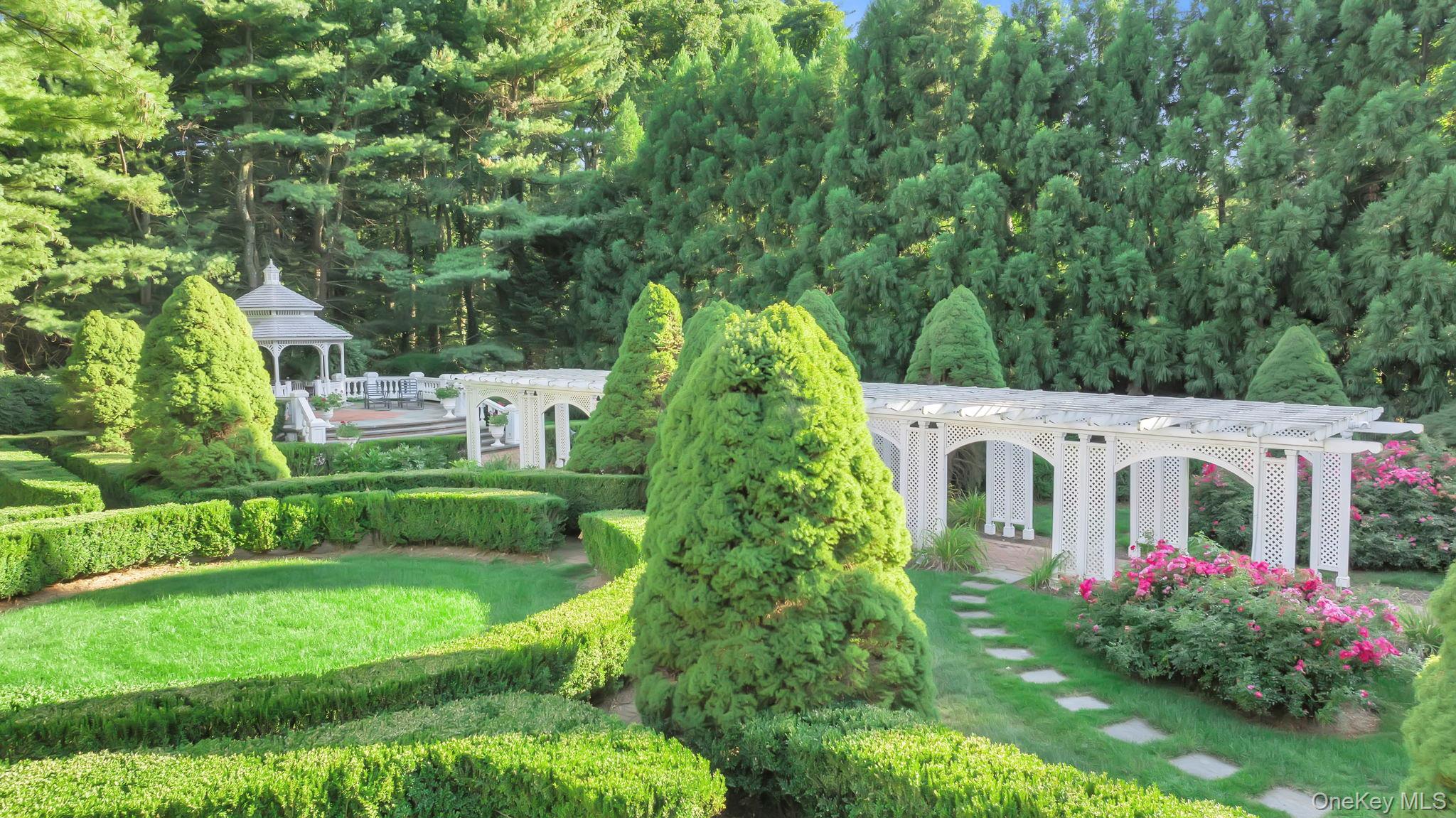 1111 Stoddart Court, Locust Valley, NY 11560