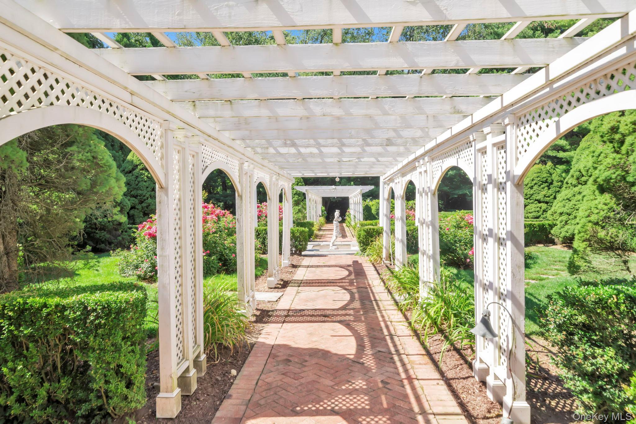 1111 Stoddart Court, Locust Valley, NY 11560