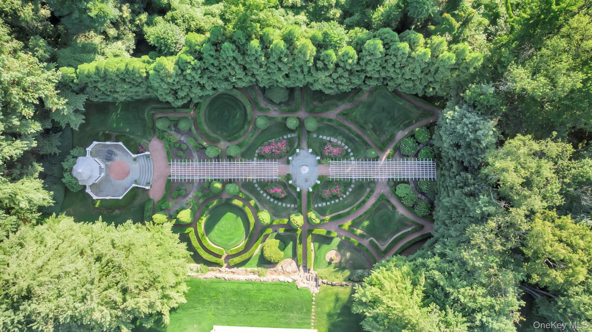 1111 Stoddart Court, Locust Valley, NY 11560