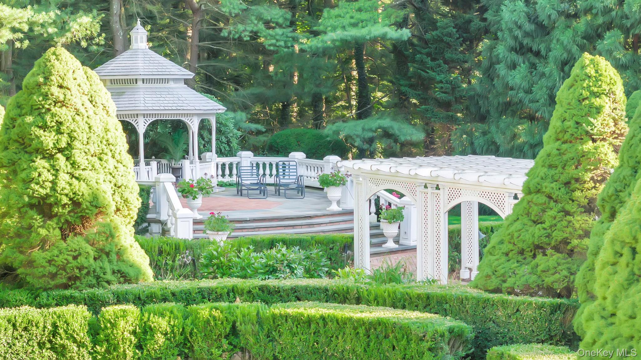 1111 Stoddart Court, Locust Valley, NY 11560