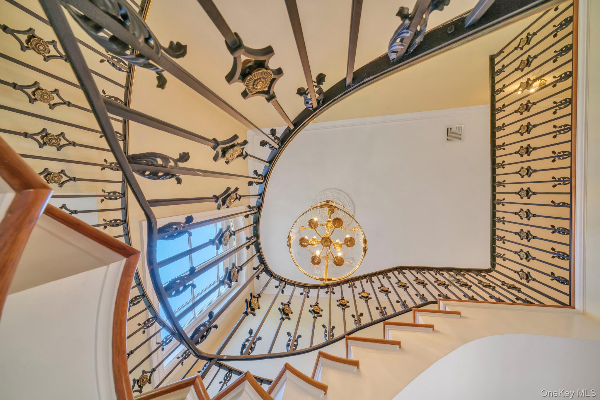 1111 Stoddart Court, Locust Valley, NY 11560