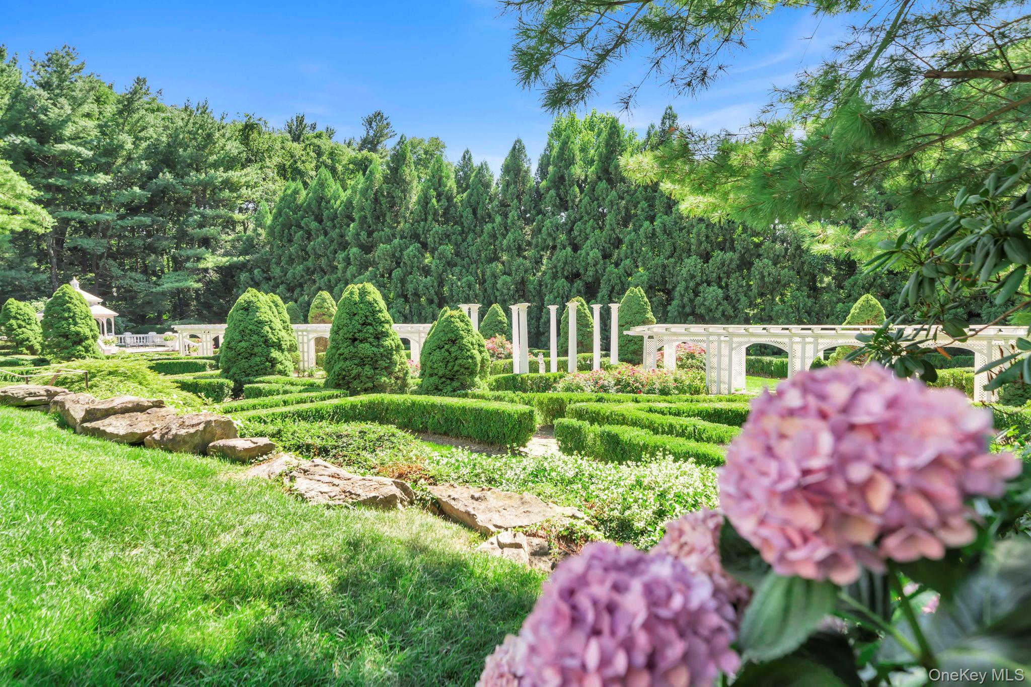 1111 Stoddart Court, Locust Valley, NY 11560