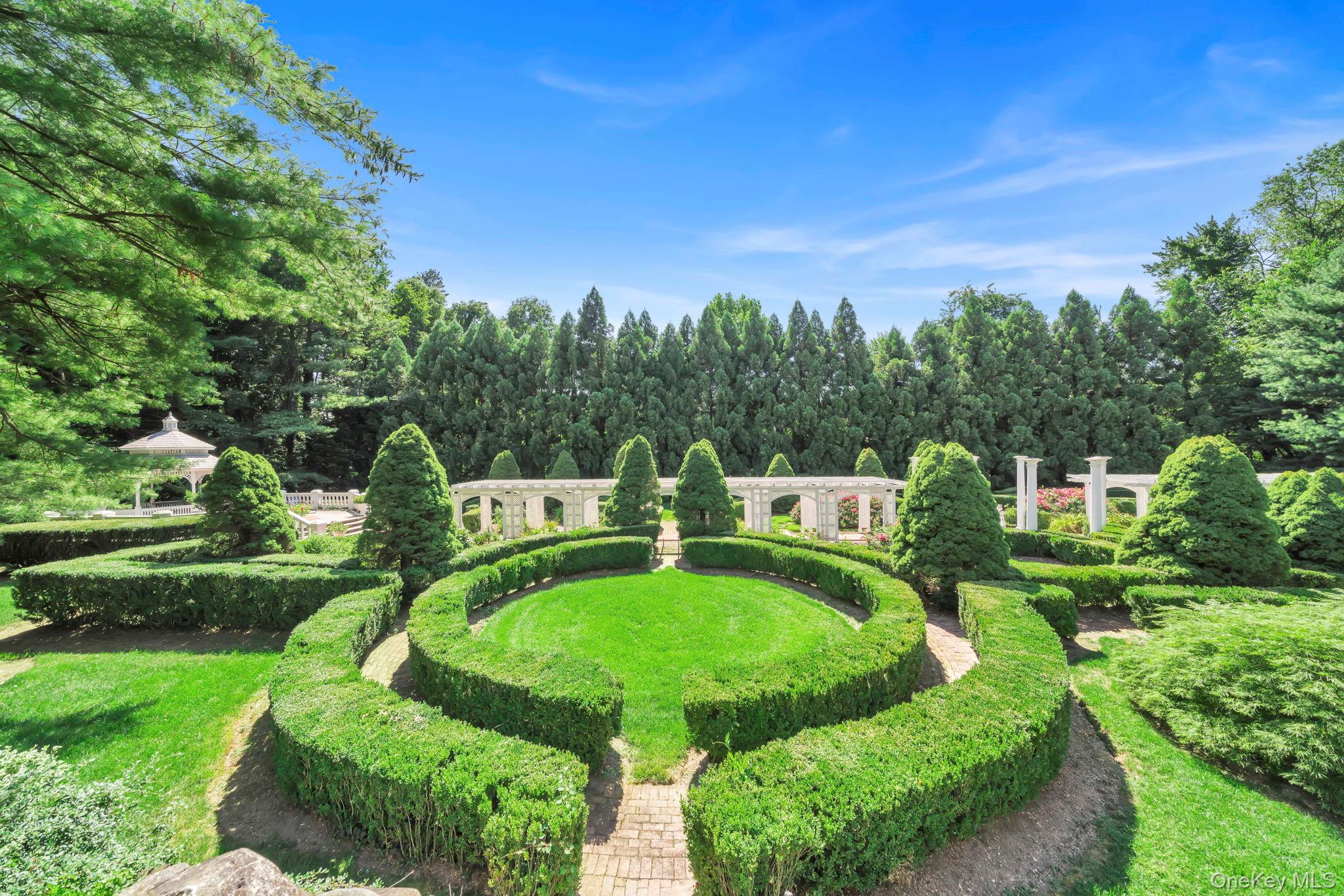 1111 Stoddart Court, Locust Valley, NY 11560