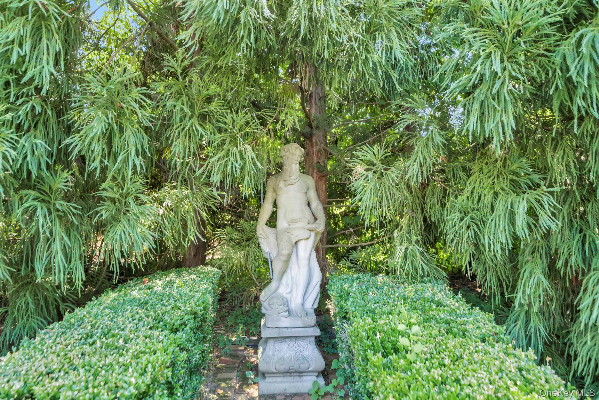 1111 Stoddart Court, Locust Valley, NY 11560