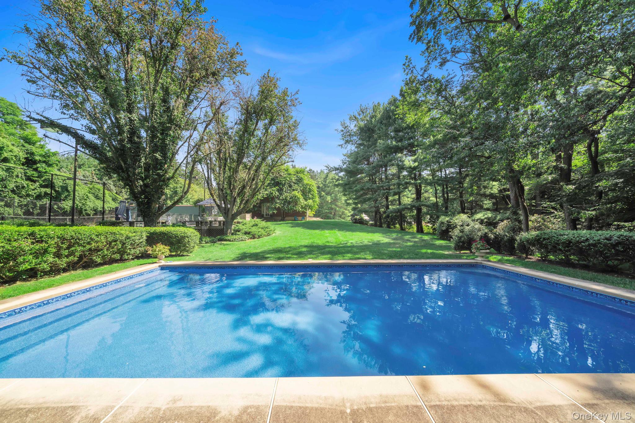 1111 Stoddart Court, Locust Valley, NY 11560