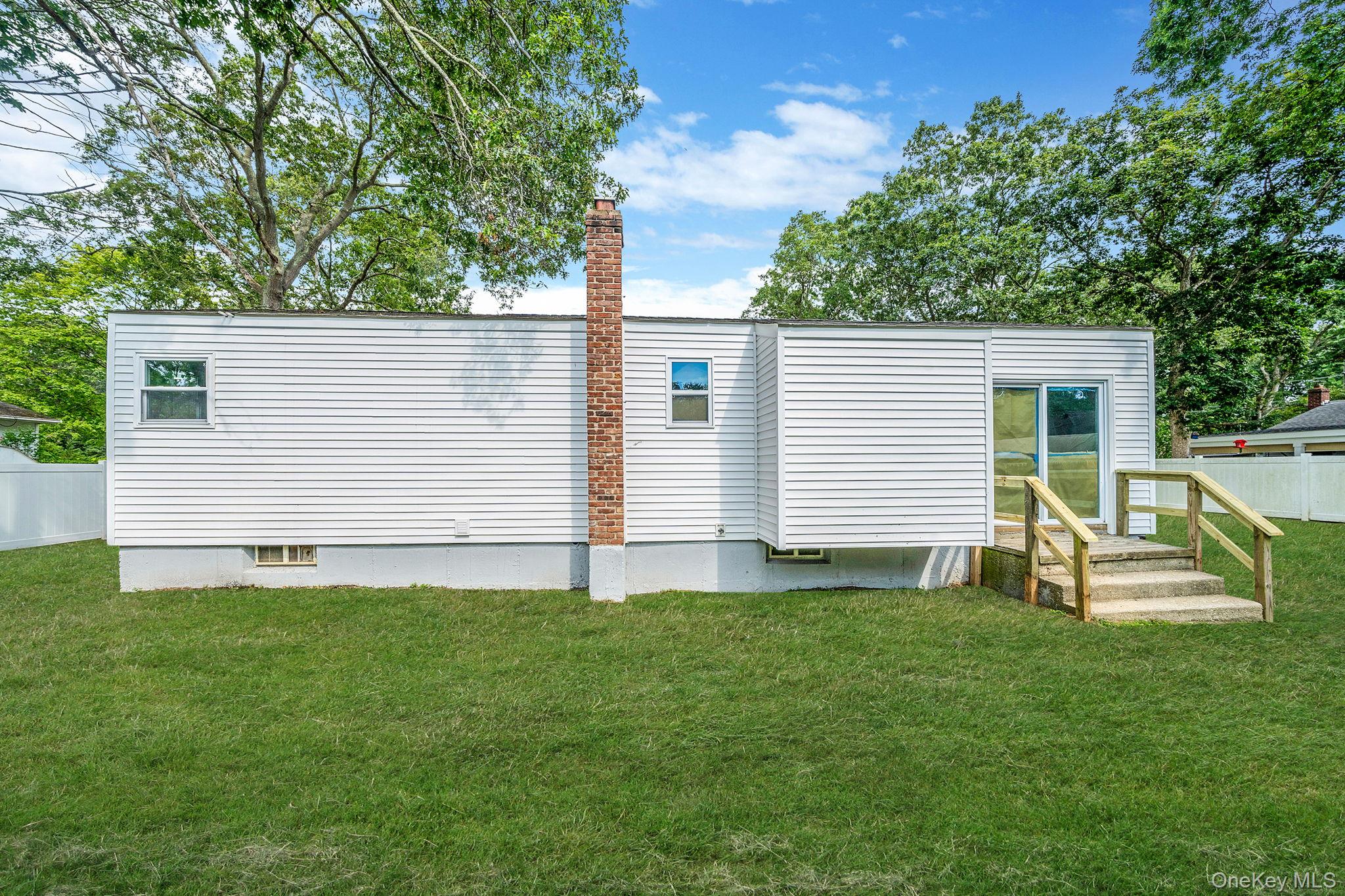 220 Peekskill Avenue, Medford, NY 11763