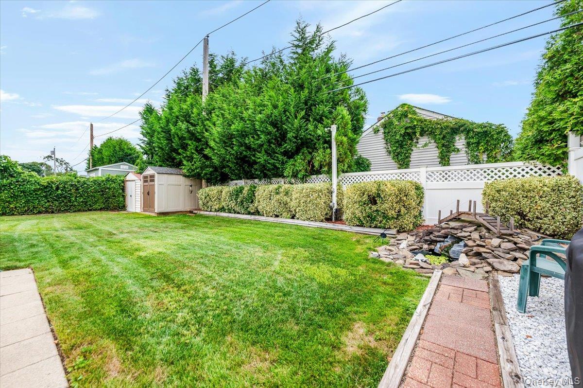 225 Granada Parkway, Lindenhurst, NY 11757