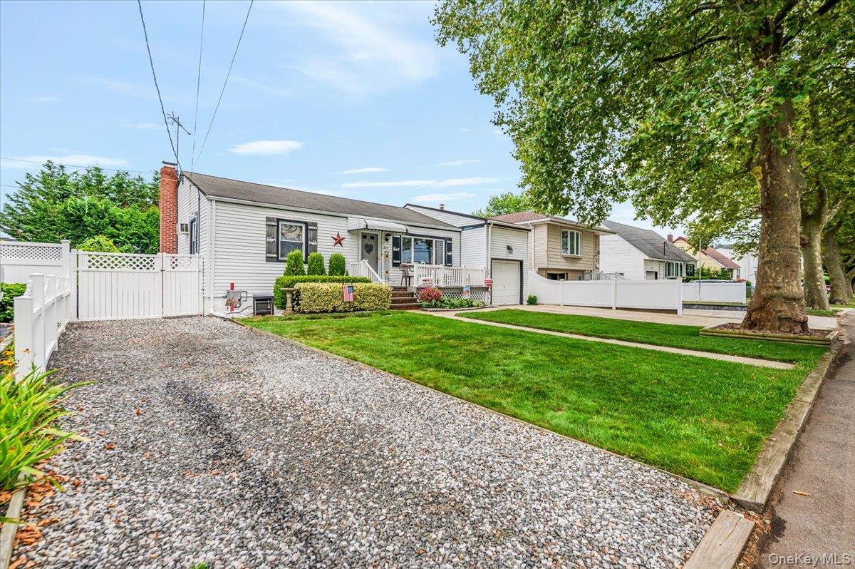 225 Granada Parkway, Lindenhurst, NY 11757