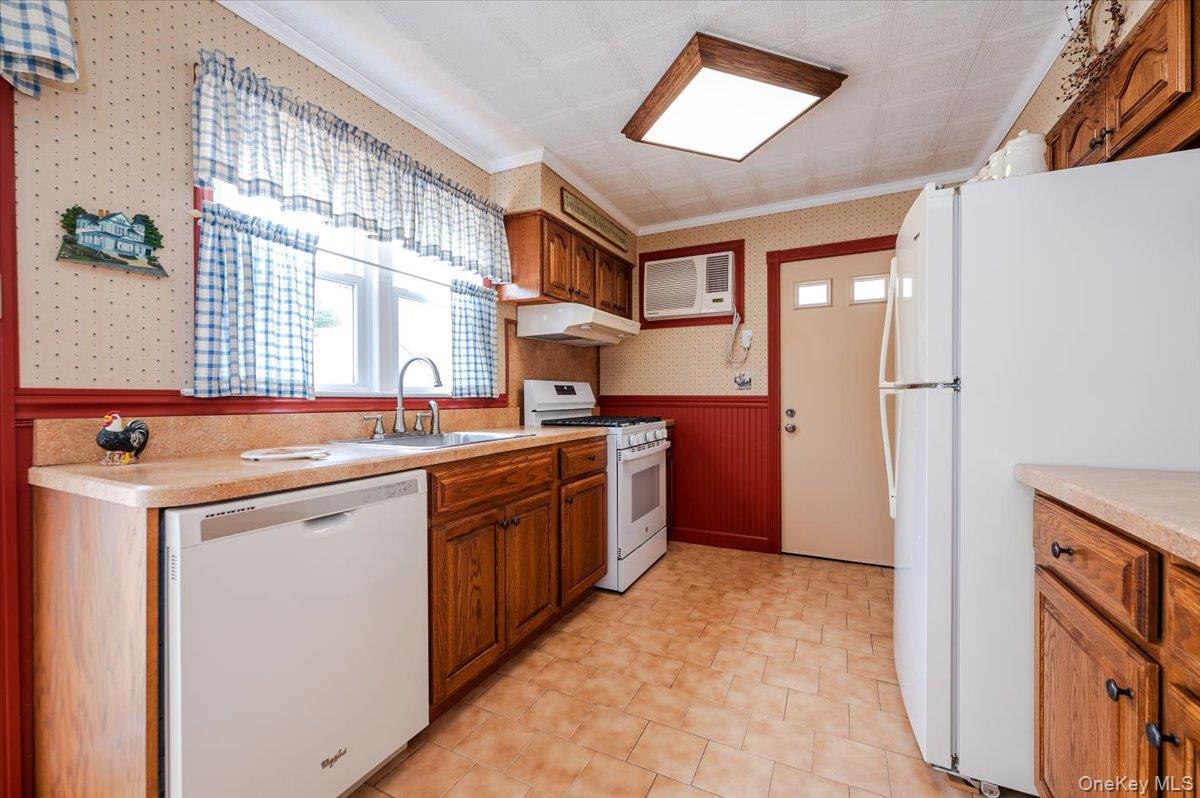 225 Granada Parkway, Lindenhurst, NY 11757