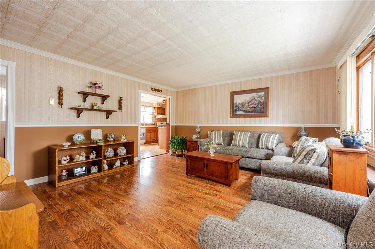 225 Granada Parkway, Lindenhurst, NY 11757