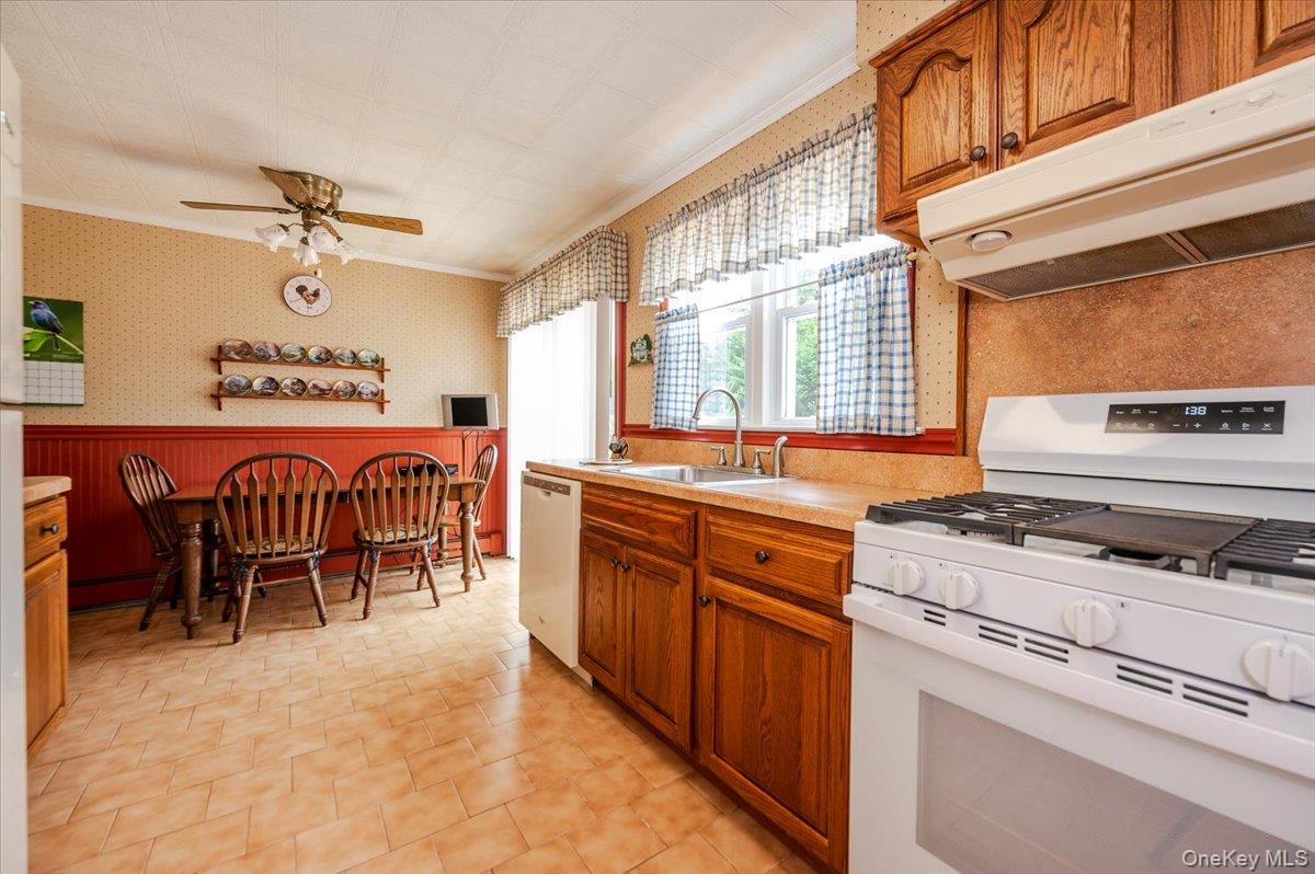 225 Granada Parkway, Lindenhurst, NY 11757