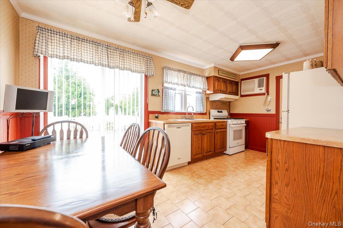 225 Granada Parkway, Lindenhurst, NY 11757