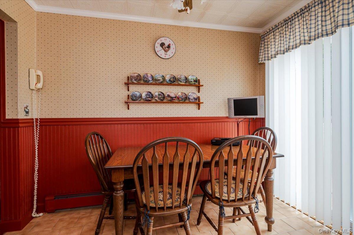 225 Granada Parkway, Lindenhurst, NY 11757