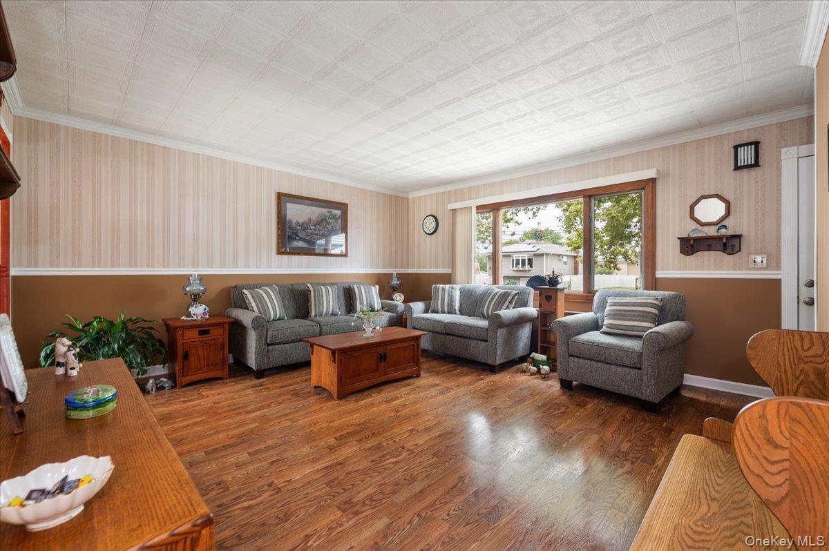 225 Granada Parkway, Lindenhurst, NY 11757