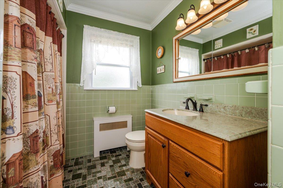 225 Granada Parkway, Lindenhurst, NY 11757