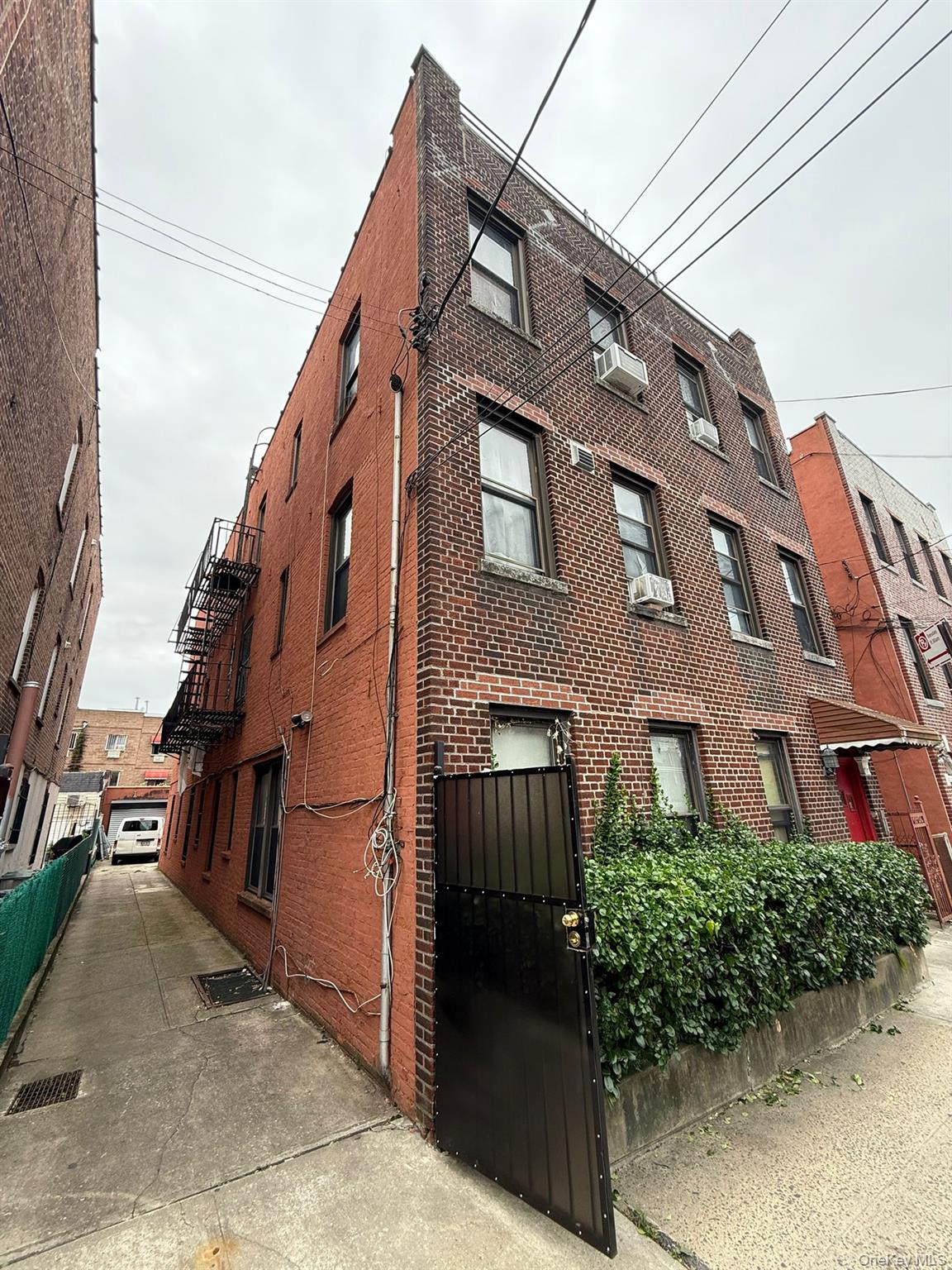 822 E 219th Street, Bronx, NY 10467