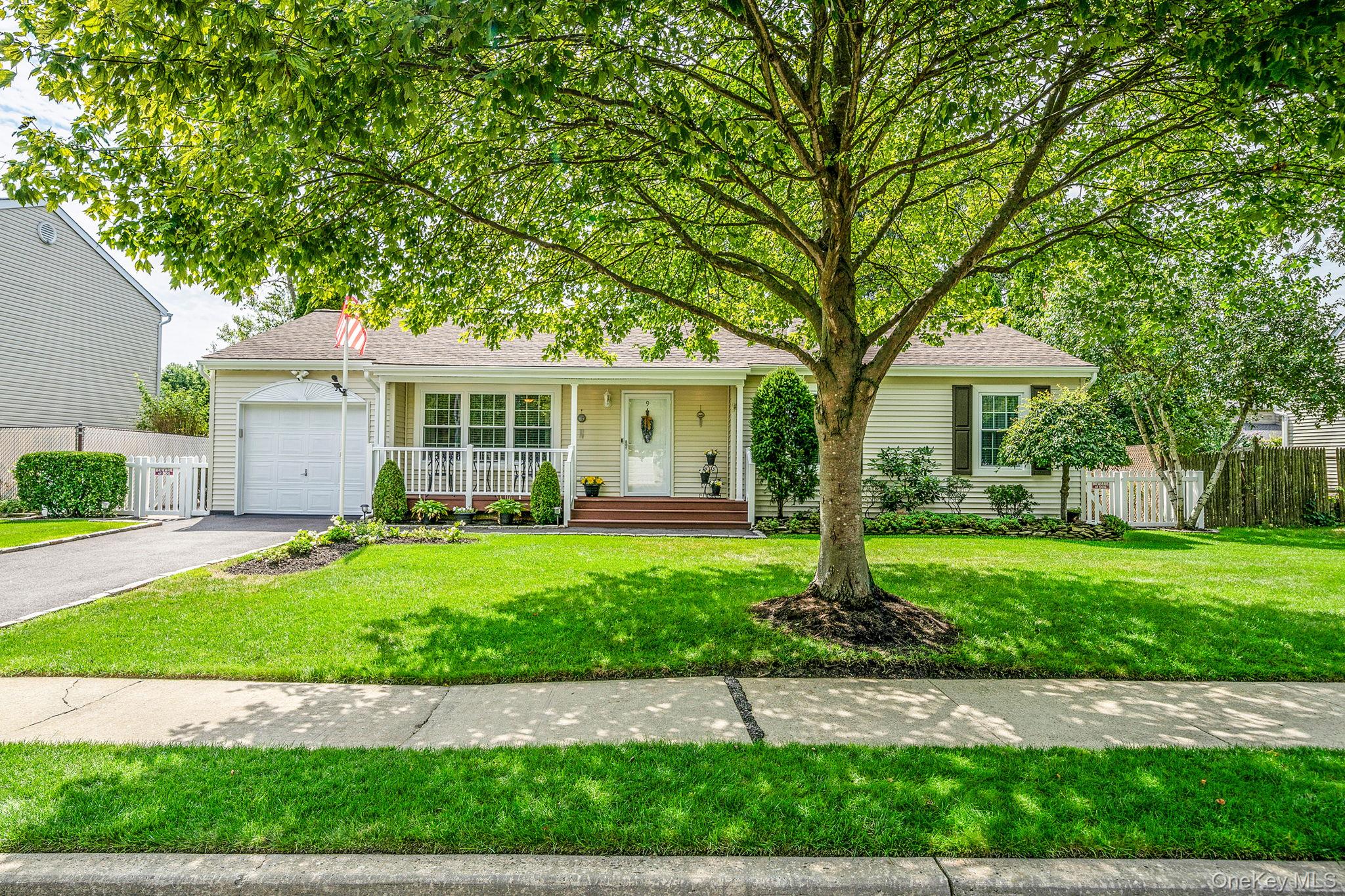 9 Pine Street, Central Islip, NY 11722