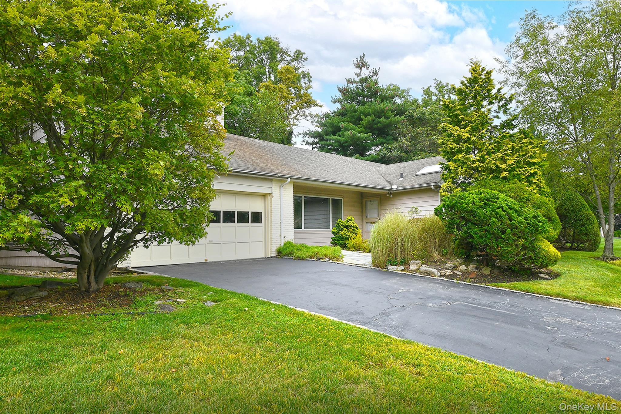 8 South Drive, Roslyn, NY 11576