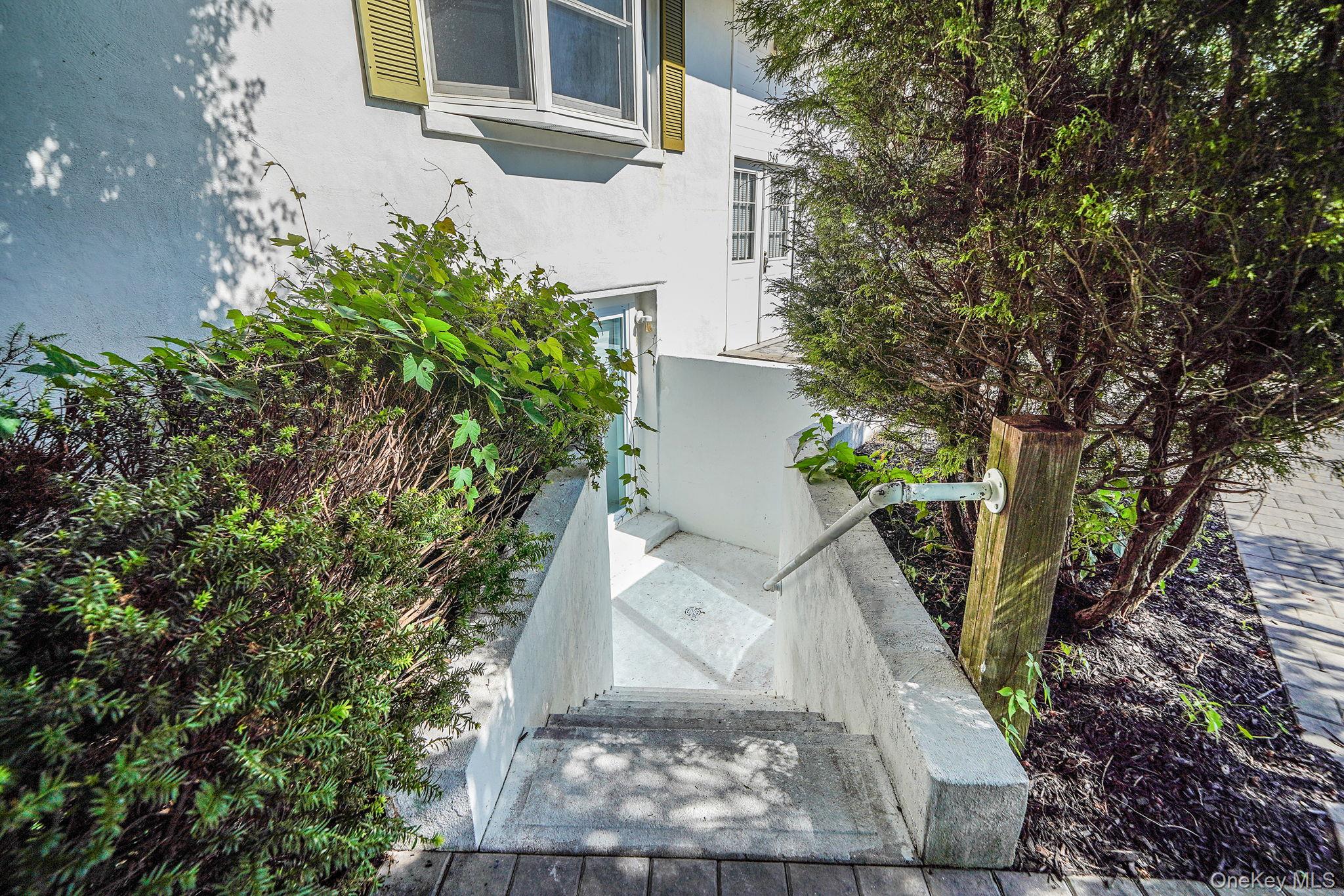 1548 Spur Drive S, Islip, NY 11751